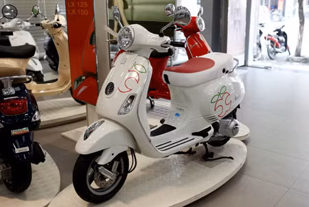 Theo quan sát của Đất Việt, phiên bản Vespa “trái táo” chỉ có màu trắng sứ với các họa tiết hình trái táo khuyết được dập nổi hai bên hông xe. Ở mặt trước của xe cũng được in một nửa hình quả táo khuyết màu đỏ, lá xanh.