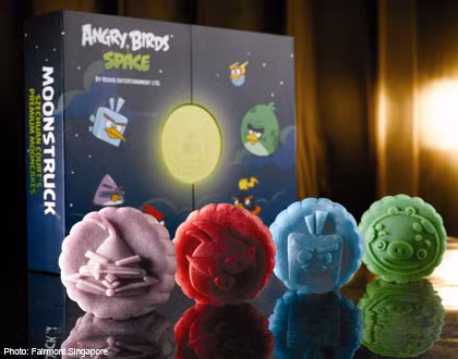 Đây được xem là những chiếc bánh dẻo hình "bầy chim nổi giận" đầu tiên trên thế giới dành cho dịp Trung thu. Bánh được chế biến với 4 hương vị chính: hỗn hợp socola - caramel hơi mặn; vị nho pha sốt dâu tây; vị ngũ cốc và vị lá dứa kèm hạt mắc ca.