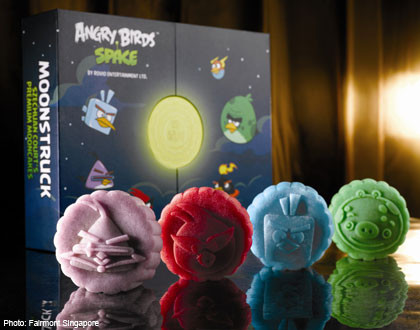 Đây được xem là những chiếc bánh dẻo hình "bầy chim nổi giận" đầu tiên trên thế giới dành cho dịp Trung thu. Bánh được chế biến với 4 hương vị chính: hỗn hợp socola - caramel hơi mặn; vị nho pha sốt dâu tây; vị ngũ cốc và vị lá dứa kèm hạt mắc ca. Đây được xem là những chiếc bánh dẻo hình "bầy chim nổi giận" đầu tiên trên thế giới dành cho dịp Trung thu. Bánh được chế biến với 4 hương vị chính: hỗn hợp socola - caramel hơi mặn; vị nho pha sốt dâu tây; vị ngũ cốc và vị lá dứa kèm hạt mắc ca.