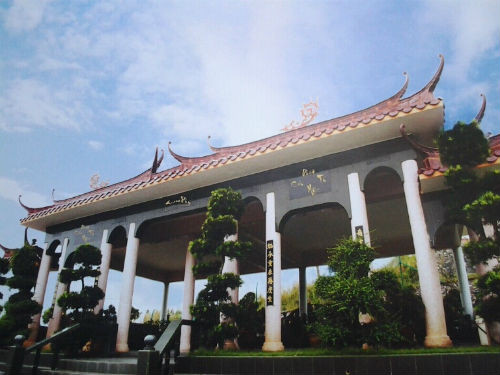Nhà mồ của vị đại gia được xây dựng theo kiến trúc dạng gia tộc hào hoa Nhà mồ của vị đại gia được xây dựng theo kiến trúc dạng gia tộc hào hoa