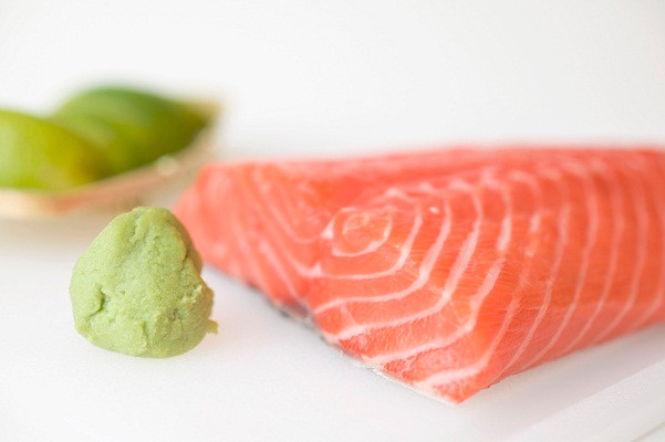 4. Cá hồi Chỉ cần một miếng cá hồi khoảng 85gr, bạn đã nạp đủ 100% lượng vitamin D cần thiết cho cơ thể. Cá hồi còn rất tốt cho tim mạch và giàu Omega-3, đây là loại thực phẩm tuyệt vời giúp bạn có được một trái tim khỏe và hệ cơ xương vững chắc.