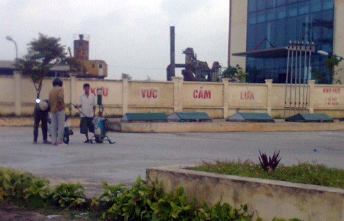 Giá cả mà những người bán dạo này đưa ra cao hơn nhiều so với giá xăng niêm yết.