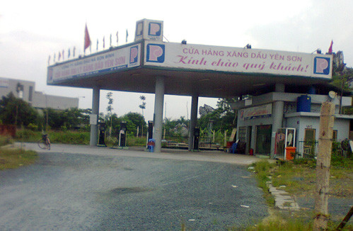 Theo phản ánh của độc giả, khoảng 3 ngày nay, nhiều cửa hàng xăng dầu ở khoảng Km 17 - 18, Đại lộ Thăng Long (thuộc địa bàn huyện Quốc Oai - Hà Nội) đã đóng cửa, ngưng bán hàng.