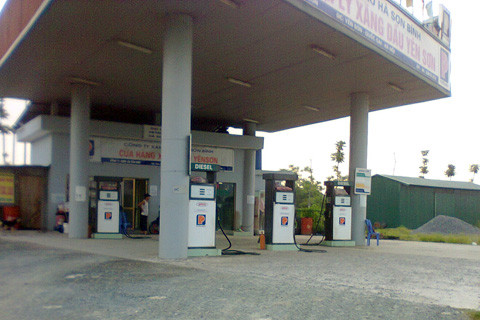 Tuy nhiên, một số nhân viên ở đây cho biết do nhiều ngày nay, giá nhập cao hơn giá bán khoảng 200 đồng. Càng bán càng lỗ nên cây xăng quyết định đóng cửa, từ chối bán hàng.