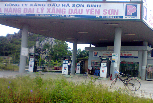 Một trong số này là Đại lý Xăng dầu Yên Sơn. Đại lý này treo biển của Công ty Xăng dầu Hà Sơn Bình, kèm với logo của Tập đoàn Xăng dầu Việt Nam (Petrolimex).