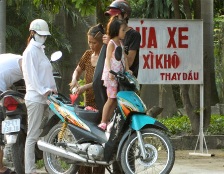 Trong khi đó, đội ngũ bán xăng dạo cũng nhanh chóng xuất hiện tài các cây xăng 'đắp chiếu" này.