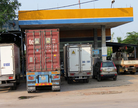 Không treo biển hết hàng, nhưng trước cửa một cây xăng tại Gia Lâm (Hà Nội), không biết vì lý do gì có nhiều xe tải đậu kín, khiến không khách hàng nào có thể mua xăng.