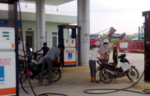 Tình trạng tương tự cũng diễn ra tại một cây xăng treo logo của Tổng công ty Dầu Việt Nam (PV Oil) gần đó. Đại lý từ chối bán hàng, nhưng tại đây lại xuất hiện một đội ngũ những người bán dạo, đáp ứng nhu cầu cho những khách hàng bắt buộc phải đổ xăng.