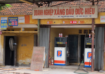Một cây xăng tại Thị trấn Văn Giang (Hưng Yên) đóng cửa trong ngày 12/8.