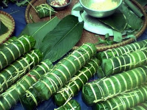 4. Bánh đòn, bánh tét (Trà Vinh) Bánh đòn hay còn gọi bánh tét, được người dân miền Nam, miền Trung ăn vào dịp Tết. Nhưng ngon và nổi tiếng nhất là bánh đòn Trà Cuôn – Trà Vinh. Sở dĩ người ta gọi là bánh đòn vì nó có hình trụ dài gọi là đòn bánh. Ảnh: Saigontime