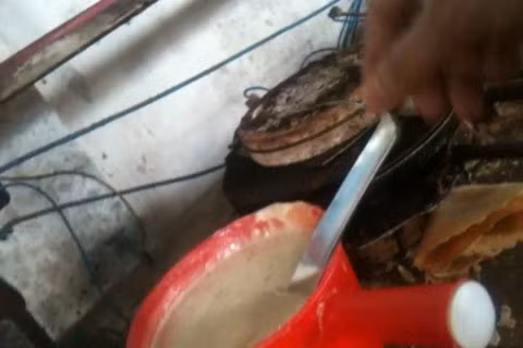 Hình ảnh mất vệ sinh ở một xưởng sản xuất bánh quế.