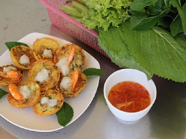 2. Bánh khọt (Vũng Tàu) Có người cho rằng cái tên bánh khọt xuất phát từ âm thanh “khọt khọt” vang lên khi chảo bánh bắt đầu sôi mỡ nhưng cũng có người lại bảo, ngày xưa người dân nghèo khó không đủ tiền ăn cao lương mỹ vị nên mới chế biến ra loại bánh chỉ toàn bột.