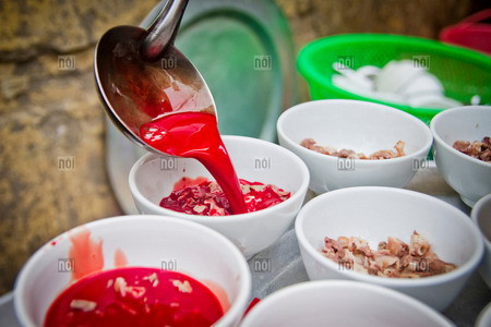 Nhìn cả nồi tiết tươi đỏ lòm - nguyên liệu chính của món tiết canh - nhiều vị khách nước ngoài sẽ không giấu nổi sự hãi hùng.Tiết tươi được rưới trực tiếp tiết lên bề mặt nguyên liệu đã sắp sẵn trong bát, gồm có thịt, xương sụn động vật luộc chín băm nhuyễn. Nhìn cả nồi tiết tươi đỏ lòm - nguyên liệu chính của món tiết canh - nhiều vị khách nước ngoài sẽ không giấu nổi sự hãi hùng.Tiết tươi được rưới trực tiếp tiết lên bề mặt nguyên liệu đã sắp sẵn trong bát, gồm có thịt, xương sụn động vật luộc chín băm nhuyễn.