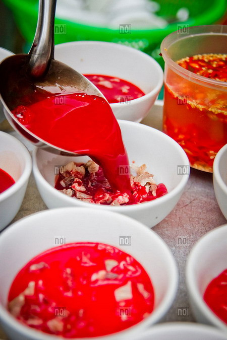 Thông thường, trước khi rưới lên nguyên liệu, tiết phải được hãm cho khỏi đông bằng dung dịch hãm. Dung dịch này có thể là nước mắm pha loãng hoặc nước muối nhạt. Thông thường, trước khi rưới lên nguyên liệu, tiết phải được hãm cho khỏi đông bằng dung dịch hãm. Dung dịch này có thể là nước mắm pha loãng hoặc nước muối nhạt.