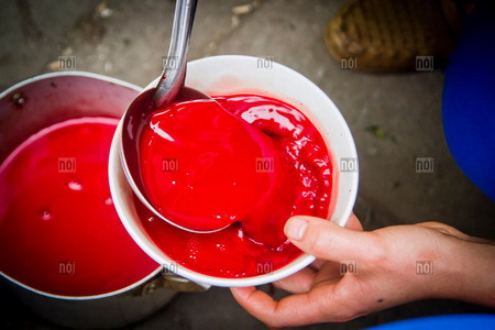 Cách chế biến món ăn như vậy rất thịnh hành trong ẩm thực của người Việt từ Bắc xuống Nam nhưng chưa từng thấy trong ẩm thực của một nơi nào khác trên thế giới. Do cách chế biến kỳ lạ cũng như hình thức rất… đáng sợ của “canh máu” mà món ăn này đã được liệt vào danh sách những món ăn rùng rợn nhất trên thế giới. Cách chế biến món ăn như vậy rất thịnh hành trong ẩm thực của người Việt từ Bắc xuống Nam nhưng chưa từng thấy trong ẩm thực của một nơi nào khác trên thế giới. Do cách chế biến kỳ lạ cũng như hình thức rất… đáng sợ của “canh máu” mà món ăn này đã được liệt vào danh sách những món ăn rùng rợn nhất trên thế giới.