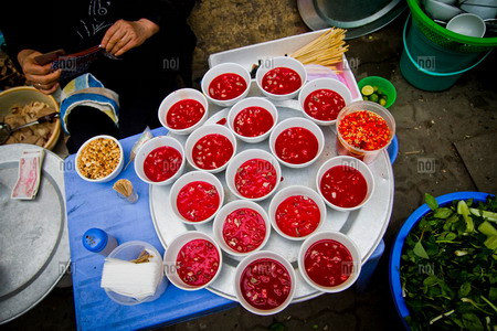 Khi ăn thực khách sẽ rắc lạc và vắt chanh lên trên bát tiết canh của mình với một lượng phù hợp với khẩu vị. Khi ăn thực khách sẽ rắc lạc và vắt chanh lên trên bát tiết canh của mình với một lượng phù hợp với khẩu vị.