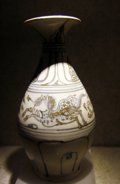 Bình tỳ bá, gốm hoa lan thời Lê sơ thế kỷ 15. Bình tỳ bá, gốm hoa lan thời Lê sơ thế kỷ 15.