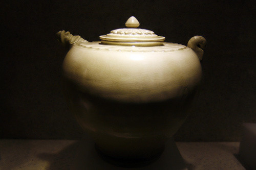 Ấm men trắng thời Lý, thế kỷ 12 - 13. Ấm men trắng thời Lý, thế kỷ 12 - 13.