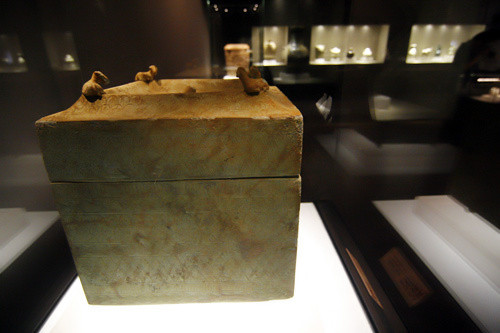 Tráp vuông trang trí tượng cửu - Đồng thế kỷ 1 - 3. Tráp vuông trang trí tượng cửu - Đồng thế kỷ 1 - 3.