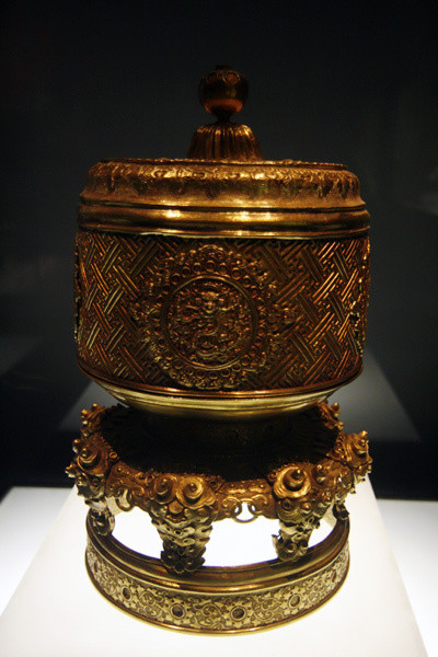 Đài thờ bằng vàng triều Nguyễn, đời vua Minh Mạng thứ 20 (1840). Đài thờ bằng vàng triều Nguyễn, đời vua Minh Mạng thứ 20 (1840).