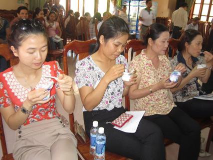 Người tiêu dùng sử dụng thử sản phẩm sữa chua ProBeauty mới của Vinamilk Người tiêu dùng sử dụng thử sản phẩm sữa chua ProBeauty mới của Vinamilk