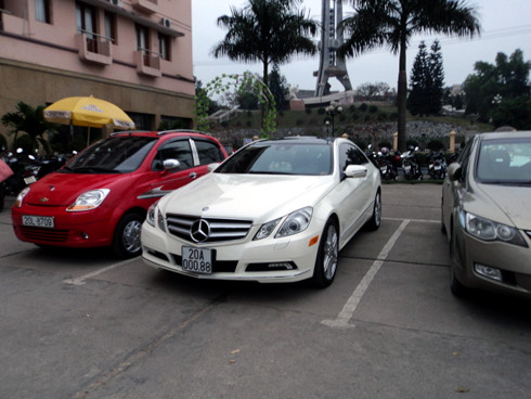 Mercedes E-class. Ảnh: Otofun Mercedes E-class. Ảnh: Otofun