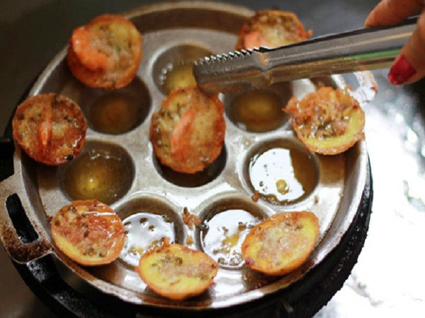 Chút béo của nước cốt dừa, bùi của nhân đậu xanh, mùi thơm của hành lá, rau hẹ, ăn bánh khọt trời mưa rất đúng vị.