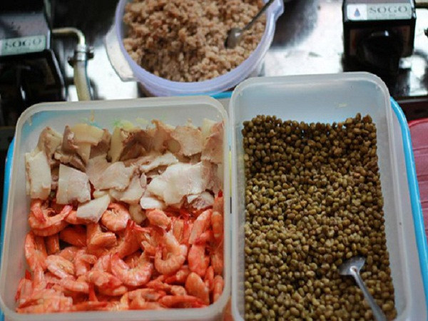 Nhân bánh thường là nhân tôm. Mỡ chiên dùng loại mỡ lợn đã phi hành cùng lá hẹ. Đến công đoạn đổ bánh, bắc khuôn lên bếp cho nóng, lấy mỡ đã chế tráng khuôn, đổ bánh vào trong khuôn rồi cho nhân vào giữa, đậy vung chờ bánh chín.