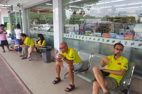 Bên ngoài siêu thị có hàng ghế cho khách ngồi uống cafe, ăn mì hộp. Bên ngoài siêu thị có hàng ghế cho khách ngồi uống cafe, ăn mì hộp.