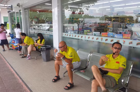 Bên ngoài siêu thị có hàng ghế cho khách ngồi uống cafe, ăn mì hộp.