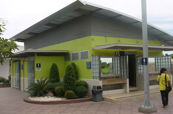 Và một điều không thể thiếu, đó là những khu vệ sinh rộng rãi, miễn phí và luôn được lau dọn sạch sẽ. Người viết để ý thấy rằng, các siêu thị, nhà hàng, quán cafe ở các trạm xăng, dầu tại Thái Lan luôn mang cùng một phong cách thiết kế, riêng khu vực nhà vệ sinh thì mỗi nơi một kiểu khác nhau, nhưng tựu chung chúng đều rất sạch sẽ và có khả năng "tiếp đón" được nhiều khách cùng lúc. Và một điều không thể thiếu, đó là những khu vệ sinh rộng rãi, miễn phí và luôn được lau dọn sạch sẽ. Người viết để ý thấy rằng, các siêu thị, nhà hàng, quán cafe ở các trạm xăng, dầu tại Thái Lan luôn mang cùng một phong cách thiết kế, riêng khu vực nhà vệ sinh thì mỗi nơi một kiểu khác nhau, nhưng tựu chung chúng đều rất sạch sẽ và có khả năng "tiếp đón" được nhiều khách cùng lúc.