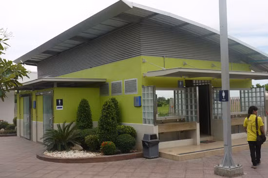 Và một điều không thể thiếu, đó là những khu vệ sinh rộng rãi, miễn phí và luôn được lau dọn sạch sẽ. Người viết để ý thấy rằng, các siêu thị, nhà hàng, quán cafe ở các trạm xăng, dầu tại Thái Lan luôn mang cùng một phong cách thiết kế, riêng khu vực nhà vệ sinh thì mỗi nơi một kiểu khác nhau, nhưng tựu chung chúng đều rất sạch sẽ và có khả năng "tiếp đón" được nhiều khách cùng lúc.