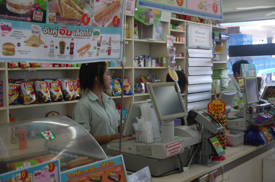 Sang trọng hơn, khách có thể chọn nhà hàng bên cạnh siêu thị, có sức chứa vài chục tới cả trăm khách. Những quán cafe với phong cách thiết kế hiện đại không thua kém gì ở các thành phố lớn, có thể mang lại cho khách du lịch những phút thư giãn dễ chịu. Ngoài ra, tại những trạm bán xăng, dầu này còn có nhiều dịch vụ nhỏ lẻ khác như cân điện tử phải trả phí, thú nhún cho trẻ em vui chơi... Sang trọng hơn, khách có thể chọn nhà hàng bên cạnh siêu thị, có sức chứa vài chục tới cả trăm khách. Những quán cafe với phong cách thiết kế hiện đại không thua kém gì ở các thành phố lớn, có thể mang lại cho khách du lịch những phút thư giãn dễ chịu. Ngoài ra, tại những trạm bán xăng, dầu này còn có nhiều dịch vụ nhỏ lẻ khác như cân điện tử phải trả phí, thú nhún cho trẻ em vui chơi...