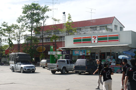 Hầu hết các trạm xăng, dầu trên các con đường ở Thái Lan đều là một tổ hợp gồm nhiều dịch vụ khác nhau. Bãi đỗ xe rộng rãi, đủ chỗ cho nhiều loại xe đậu cùng lúc. Ngay bên hông trạm xăng luôn có một siêu thị mở cửa 24/24 tiếng. Khách du lịch có thể dừng chân ở đây mua cho mình chai nước hay chiếc bánh mì lót dạ. Nước nóng miễn phí luôn có sẵn cho khách thích cafe hay mì hộp. Hầu hết các trạm xăng, dầu trên các con đường ở Thái Lan đều là một tổ hợp gồm nhiều dịch vụ khác nhau. Bãi đỗ xe rộng rãi, đủ chỗ cho nhiều loại xe đậu cùng lúc. Ngay bên hông trạm xăng luôn có một siêu thị mở cửa 24/24 tiếng. Khách du lịch có thể dừng chân ở đây mua cho mình chai nước hay chiếc bánh mì lót dạ. Nước nóng miễn phí luôn có sẵn cho khách thích cafe hay mì hộp.