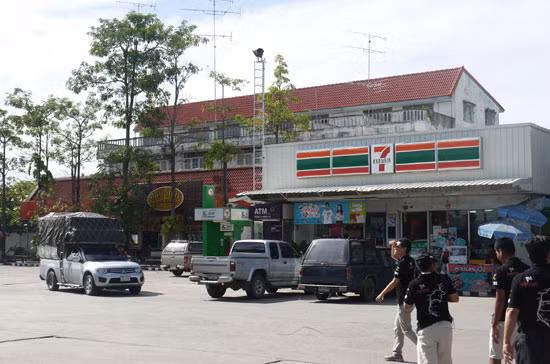 Hầu hết các trạm xăng, dầu trên các con đường ở Thái Lan đều là một tổ hợp gồm nhiều dịch vụ khác nhau. Bãi đỗ xe rộng rãi, đủ chỗ cho nhiều loại xe đậu cùng lúc. Ngay bên hông trạm xăng luôn có một siêu thị mở cửa 24/24 tiếng. Khách du lịch có thể dừng chân ở đây mua cho mình chai nước hay chiếc bánh mì lót dạ. Nước nóng miễn phí luôn có sẵn cho khách thích cafe hay mì hộp.