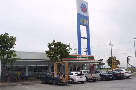 Không chỉ tại các điểm du lịch hay trung tâm mua sắm ở những thành phố lớn như Bangkok, Hat Yai, Pattaya, khách lữ hành mới phải "móc ví" chi tiêu và đóng góp vào tăng trưởng của du lịch Thái Lan, mà ngay trên các con đường huyết mạch của quốc gia này, ngay ở những trạm bán xăng, dầu cũng đều có các dịch vụ đi kèm đầy hấp dẫn khiến khách không thể không dừng bước.