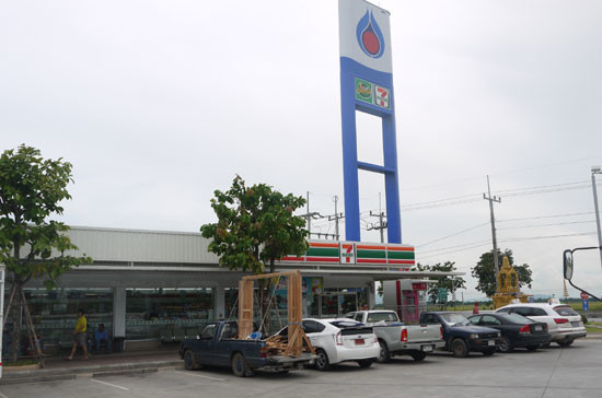 Không chỉ tại các điểm du lịch hay trung tâm mua sắm ở những thành phố lớn như Bangkok, Hat Yai, Pattaya, khách lữ hành mới phải "móc ví" chi tiêu và đóng góp vào tăng trưởng của du lịch Thái Lan, mà ngay trên các con đường huyết mạch của quốc gia này, ngay ở những trạm bán xăng, dầu cũng đều có các dịch vụ đi kèm đầy hấp dẫn khiến khách không thể không dừng bước. Không chỉ tại các điểm du lịch hay trung tâm mua sắm ở những thành phố lớn như Bangkok, Hat Yai, Pattaya, khách lữ hành mới phải "móc ví" chi tiêu và đóng góp vào tăng trưởng của du lịch Thái Lan, mà ngay trên các con đường huyết mạch của quốc gia này, ngay ở những trạm bán xăng, dầu cũng đều có các dịch vụ đi kèm đầy hấp dẫn khiến khách không thể không dừng bước.