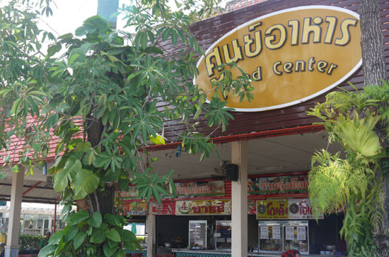 Ngoài siêu thị, khách muốn ăn đồ ngon có thể quá bộ sang nhà hàng cũng ở sát đó. Ngoài siêu thị, khách muốn ăn đồ ngon có thể quá bộ sang nhà hàng cũng ở sát đó.