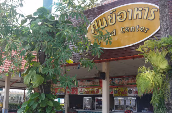 Ngoài siêu thị, khách muốn ăn đồ ngon có thể quá bộ sang nhà hàng cũng ở sát đó.