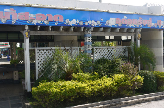 Trở ngược lại hành trình của CAITA ở Lào, Việt Nam, Trung Quốc trước khi tới Thái Lan, hầu hết trạm xăng, dầu có vẻ rất đơn điệu và luôn thiếu chỗ để khách du lịch "xả hơi". Có thể có ai đó sẽ nói rằng, trạm xăng là trạm xăng, sao phải nhồi nhét thêm những dịch vụ như vậy. Tuy nhiên, cách làm như vậy đã mang lại ấn tượng không nhỏ cho khách du lịch nước ngoài khi tới xứ sở nụ cười. Trở ngược lại hành trình của CAITA ở Lào, Việt Nam, Trung Quốc trước khi tới Thái Lan, hầu hết trạm xăng, dầu có vẻ rất đơn điệu và luôn thiếu chỗ để khách du lịch "xả hơi". Có thể có ai đó sẽ nói rằng, trạm xăng là trạm xăng, sao phải nhồi nhét thêm những dịch vụ như vậy. Tuy nhiên, cách làm như vậy đã mang lại ấn tượng không nhỏ cho khách du lịch nước ngoài khi tới xứ sở nụ cười.