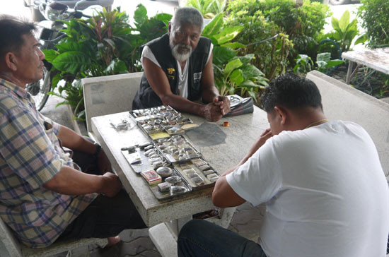 Tuy nhiên, điểm đáng chú ý hơn cả là người Thái Lan đã rất khôn khéo khi lồng vào giữa các trạm bán xăng, dầu đơn điệu và nóng bức là những cụm cây cảnh được tỉa tót công phu. Đến Thái Lan vào khoảng tháng 7, tháng 8, giữa cái ánh nắng chói chang, những trạm bán xăng, dầu trông giống như ốc đảo xanh mát, buộc khách lữ hành dù không có nhu cầu tiếp liệu cũng muốn dừng chân. Tuy nhiên, điểm đáng chú ý hơn cả là người Thái Lan đã rất khôn khéo khi lồng vào giữa các trạm bán xăng, dầu đơn điệu và nóng bức là những cụm cây cảnh được tỉa tót công phu. Đến Thái Lan vào khoảng tháng 7, tháng 8, giữa cái ánh nắng chói chang, những trạm bán xăng, dầu trông giống như ốc đảo xanh mát, buộc khách lữ hành dù không có nhu cầu tiếp liệu cũng muốn dừng chân.