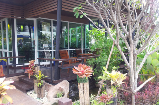 Hoặc thich thì vào quán cafe có cả hồ nước nhân tạo phía ngoài Hoặc thich thì vào quán cafe có cả hồ nước nhân tạo phía ngoài