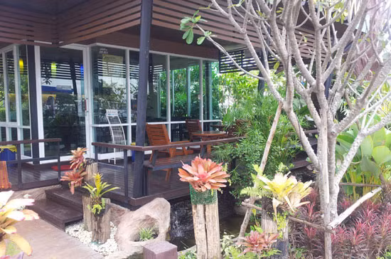 Hoặc thich thì vào quán cafe có cả hồ nước nhân tạo phía ngoài