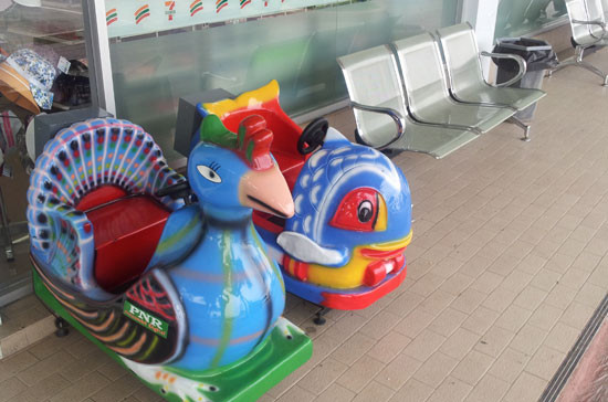 Thú nhún cho trẻ em vui chơi. Thú nhún cho trẻ em vui chơi.