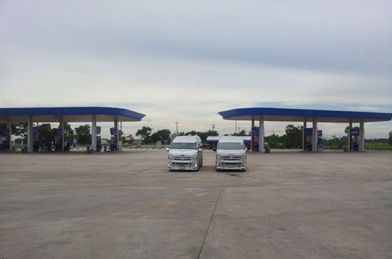 Khu vực bán nhiên liệu rất rộng lớn, có đủ chỗ để đậu nhiều loại xe cùng lúc. Khu vực bán nhiên liệu rất rộng lớn, có đủ chỗ để đậu nhiều loại xe cùng lúc.