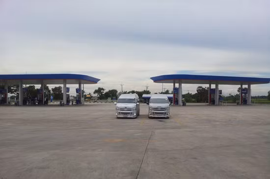 Khu vực bán nhiên liệu rất rộng lớn, có đủ chỗ để đậu nhiều loại xe cùng lúc.