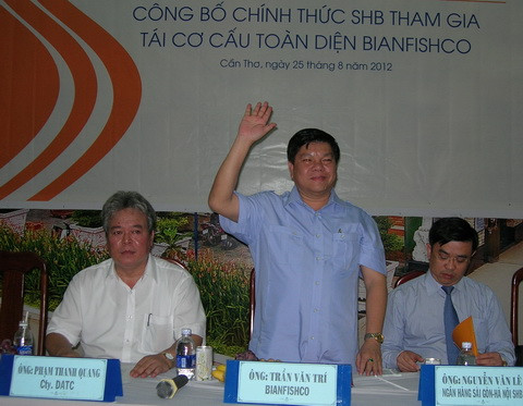 Nụ cười của ông Trí (giữa) đã xuất hiện tại buổi họp báo trưa ngày 25/8. Với 2% vốn tại Bianfishco, ông Trí thay vợ giữ chức Tổng giám đốc và chính thức đại diện theo pháp luật của Công ty Bình An. Rất nhiều nông dân bán cá cho Công ty Bình An cũng tham dự buổi họp báo, nghe công bố phương án trả nợ, tái cấu trúc Bianfishco.