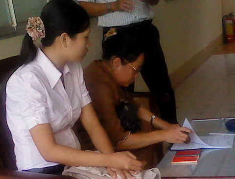 Đến 9h5, lãnh đạo Ngân hàng Phát triển Việt Nam (VDB) khu vực Cần Thơ - Hậu Giang đồng ký giải chấp tài sản cho Bianfishco. Văn bản vừa được ký trong phòng họp được chuyển ra bàn bên ngoài để đóng dấu tại Sở Kế hoạch và Đầu tư TP Cần Thơ.