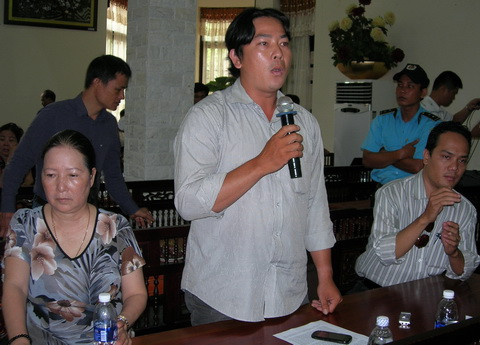 Anh Trần Huy Bình (đứng phát biểu) là một trong những chủ nợ của Công ty Bình An yêu cầu ông Trí sớm trả nợ vì nông dân quá sức chịu đựng. Người phụ nữ bên cạnh là bà Huỳnh Thị Ngộ, vợ ông Nguyễn Văn Kịch, Ủy viên Ban Chấp hành Hiệp hội Chế biến và xuất khẩu thủy sản (Vasep). Tuần trước gặp phóng viên VnExpress.net bên ngoài hàng rào biệt thự của đại gia Diệu Hiền, bà Ngộ cho biết Công ty Bình An còn nợ bà 38 tỷ đồng.