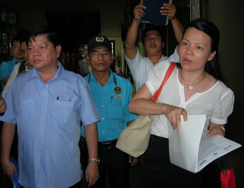 Kết thúc buổi họp báo trưa 25/8, ông Trí bị hàng chục phóng viên "bao vây", yêu cầu cho chụp ảnh nội dung giấy đăng ký kinh doanh vừa được Sở Kế hoạch và Đầu tư TP Cần Thơ cấp lại lần thứ 5. Bằng cách thuyết phục "mọi chuyện phải công khai minh bạch", ông Trí đã cho phóng viên chụp ảnh bản chính của giấy đăng ký kinh doanh. Đến lúc này người đứng đầu Công ty Bình An vẫn chưa hết "ngạt thở" vì phải liên tục trả lời chất chấn của báo chí.